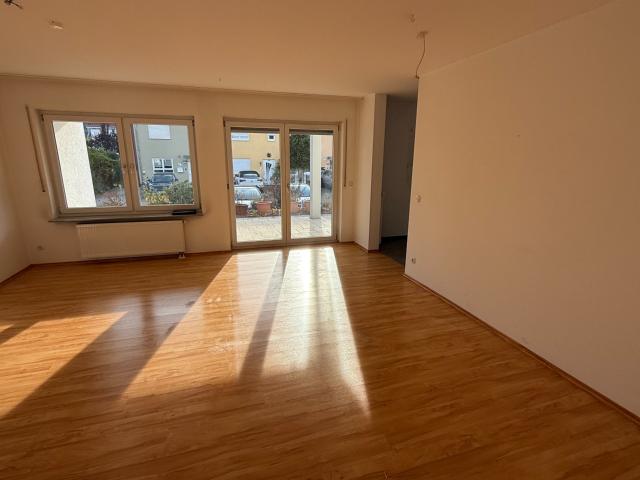 Helle 3 Zimmer Erdgeschosswohnung mit großer Terrasse und TG Stellplatz in Lorsch zu vermieten