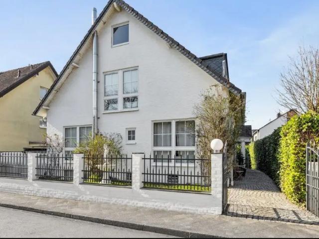 Helle 3 Zimmer Penthouse Terrassen Wohnung in weißer Villa, Dusseldorf Amsterdam Apartments for Rent