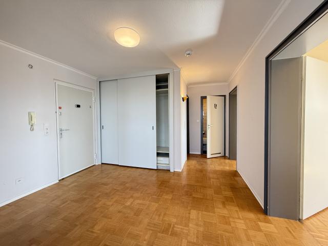 Helle 3 Zimmerwohnung im obersten Stockwerk mit Süd Balkon und schönem Ausblick in LU Süd