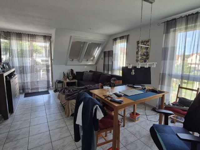 Helle 3 Zimmerwohnung mit sonnigem Balkon und eigener Garagenbox