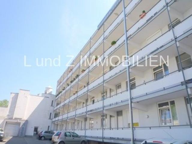 Helle 3 bis 4 Zimmer Wohnung mit großem Balkon
