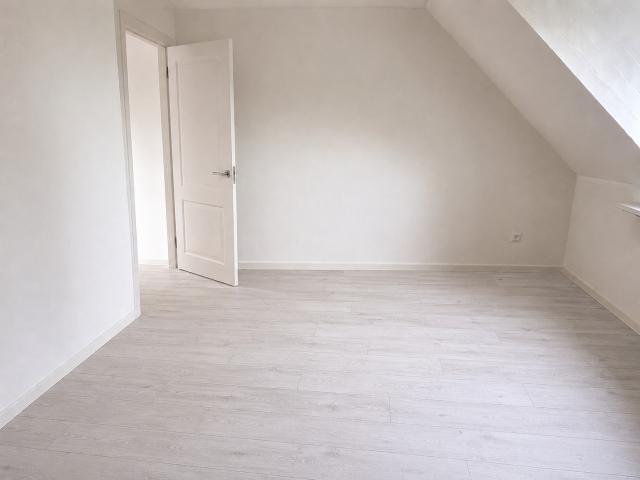 Helle 3,5–4 Zi. Maisonette mit 2 Bädern, separater Küche & Dachgeschoss in Hoflage