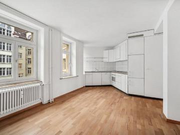 Helle 3.5 Zimmer Altbauwohnung mit grosszügiger Aussicht