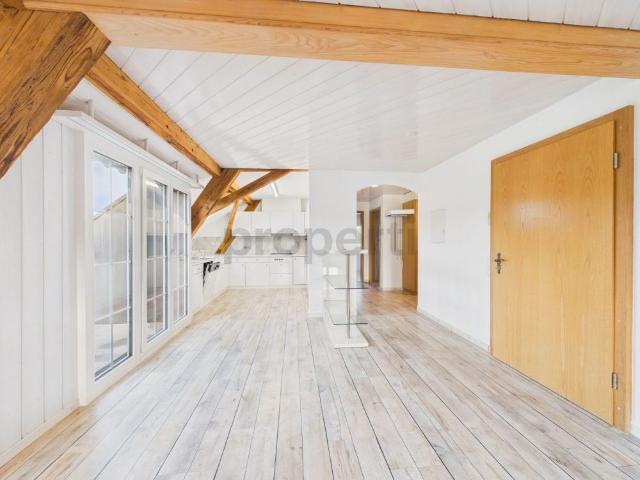 Helle 3.5 Zimmer Dachwohnung mit Balkon, Lützelflüh