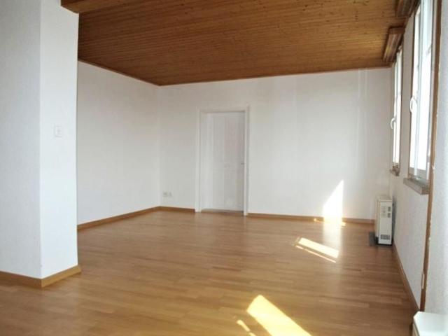 Helle 3.5 Zimmer Dachwohnung mit schöner Aussicht in Engelburg