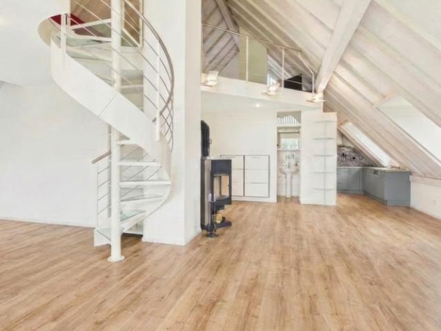 Helle 3.5 Zimmer Dachwohnung mit Seesicht in Uster