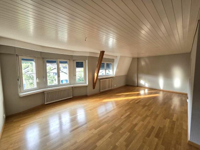Helle 3.5 Zimmer Dachgeschosswohnung im 4. OG