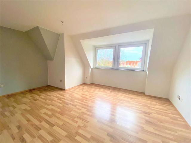 Helle 3,5 Zimmer Dachgeschosswohnung mit Gartenmitbenutzung in Dortmund Bövinghausen