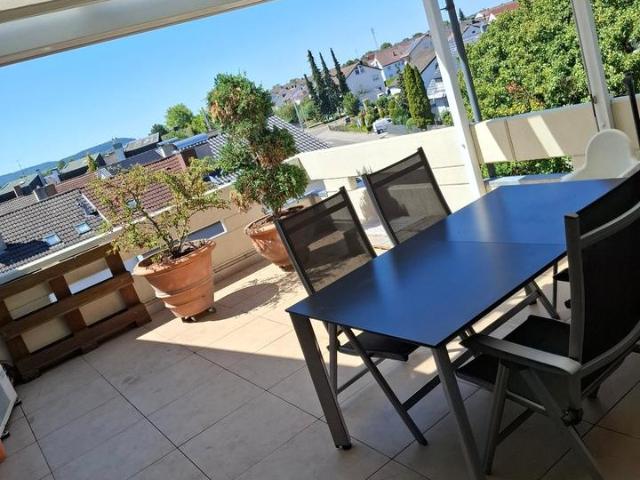Helle 3,5 Zimmer Dachgeschosswohnung mit großzügiger Dachterrasse