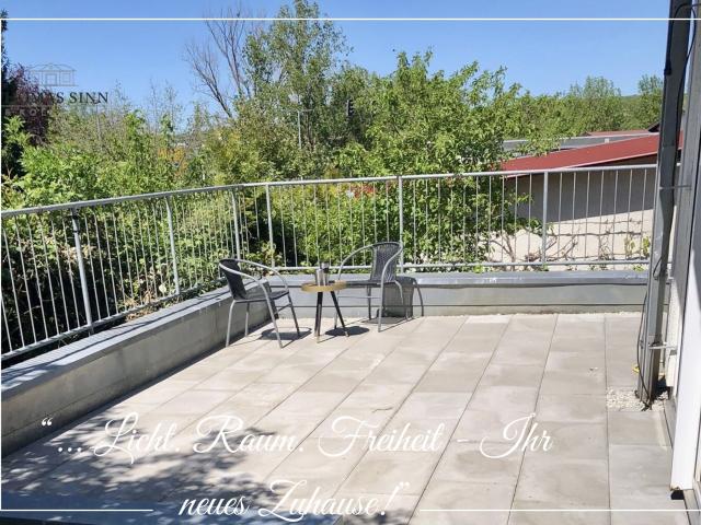 Helle 3,5 Zimmer EG Wohnung mit Wintergarten / Terrasse / TG und Außenstellplatz sofort frei !