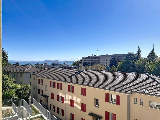 Helle 3,5 Zimmer Wohnung mit Balkon und Aussicht in Neuchâtel