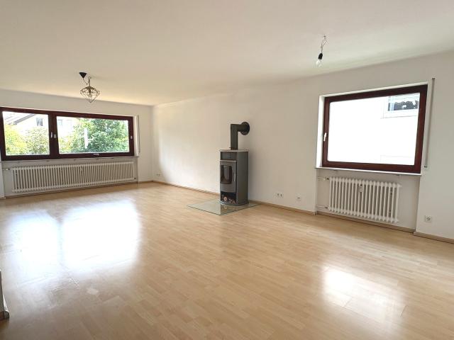 Helle 3,5 Zimmer Wohnung mit Balkon und Kaminofen