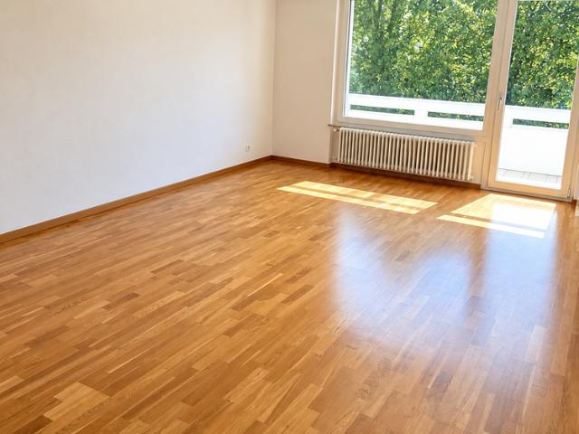 Helle 3.5 Zimmer Wohnung mit Balkon und schöner Aussicht in Benglen