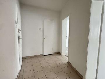 Helle 3,5 Zimmer Wohnung mit Garage, Kellerraum und Dachboden Stauraum