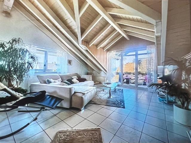 Helle 3,5 Zimmer Wohnung mit Loft Charme, Sichtgebälk & Loggia