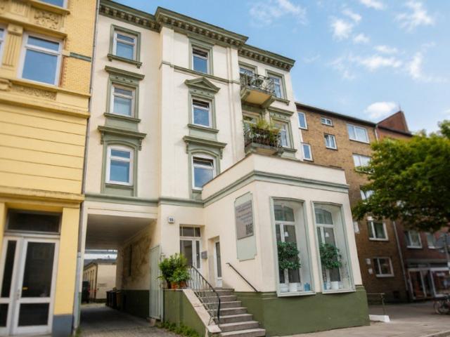 Helle 3,5 Zimmer Wohnung mit Stuckelementen und Balkon