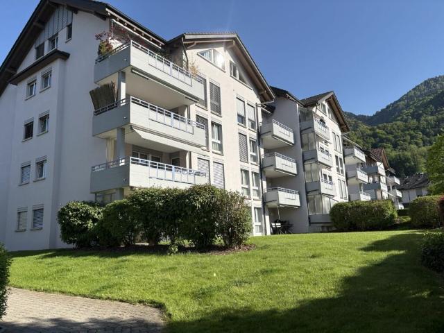 Helle 3.5 Zimmer Wohnung mit sonnigem Balkon und Blick ins Grüne