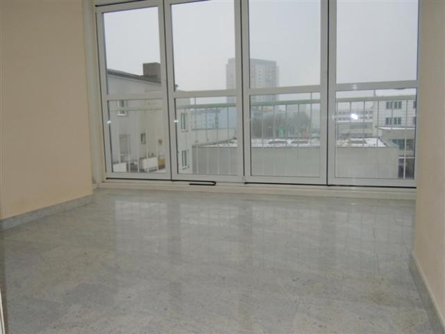 Helle 3,5 Zimmer Wohnung mit Wintergarten, Loggia & TG Platz