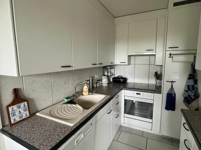 Helle 3.5 Zimmerwohnung im 13. Obergeschoss mit grossem Balkon und schöner Aussicht!