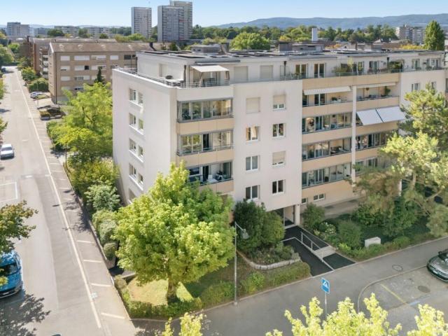 Helle 3,5 Zimmerwohnung mit Lift und Balkon an zentraler Lage in Birsfelden