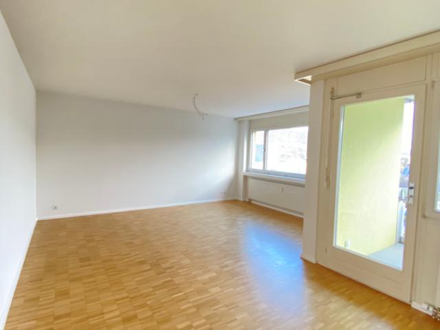 Helle 3.5 Zimmerwohnung mit sanierter Küche und Bad