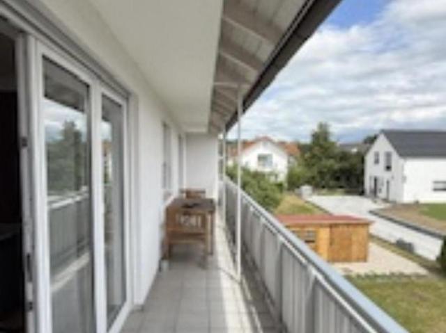 Helle 3ZKB Wohnung 1 Stock 89 m2 mit großem Süd Balkon und Einbau Küche sowie Garage