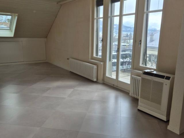 Helle teilmöblierte 3.5 Zimmer Wohnung mit Balkon