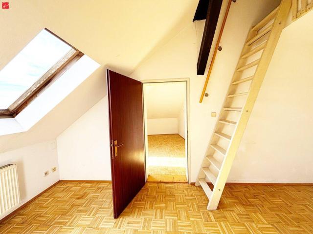 Helle und charmante DG Wohnung in Best Lage!
