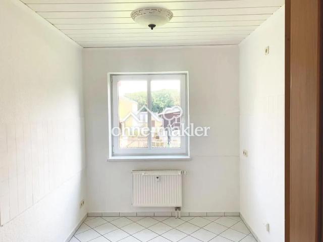 helle und angenehm geschnittene 3 Zimmer mit Balkon im EG, soeben frisch saniert