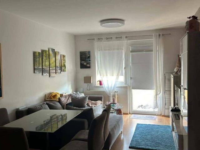 Helle und gemütliche Wohnung 49m2 mit Loggia und Einbauküche