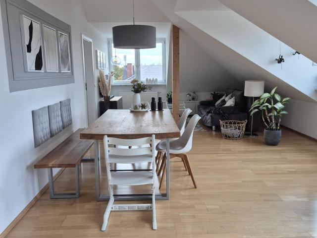 Helle und gepflegte 3 Zimmer Dachgeschosswohnung in grüner, ruhiger Lage im Münchner Norden