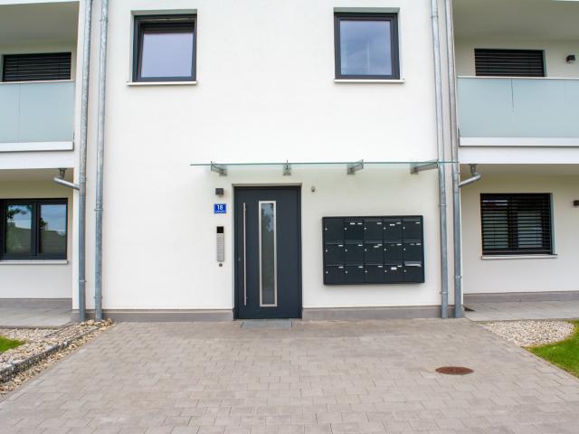 HELLE UND GERÄUMIGE 2 ZIMMER WOHNUNG MIT KÜCHE UND SÜD LOGGIA