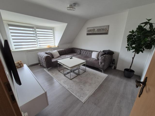 Helle und geräumige 3,5 Zimmer Dachgeschosswohnung in ruhiger Lage