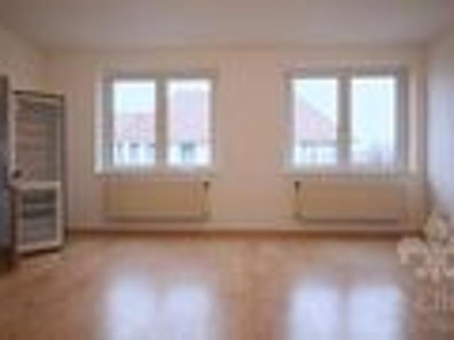 Helle und geräumige 3 Zimmer Dachgeschosswohnung mit Einbauküche und Wanne in Stadtfeld Ost
