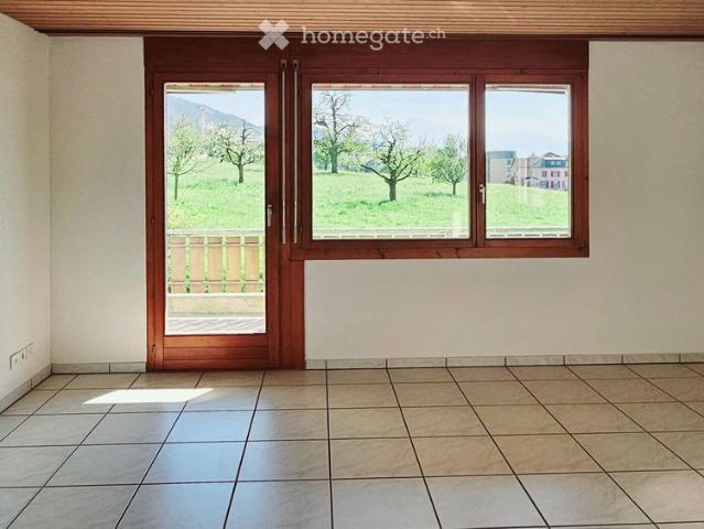 Helle und grosszügige 3.5 Zimmer Wohnung mit Balkon und Sicht ins Grüne