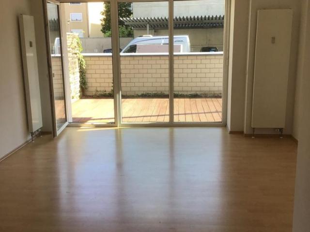 Helle und großzügige 2 Zimmerwohnung EG Süd Terrasse Einbauküche Tageslichtbad