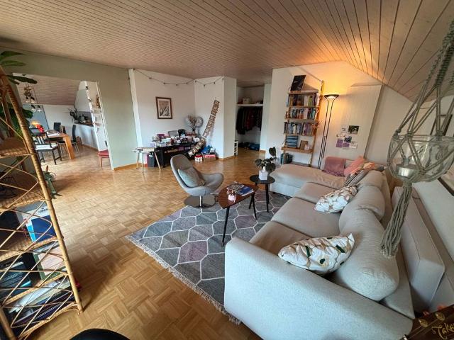 Helle und grosszügige 4 Zimmer Dachwohnung