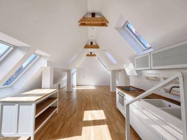 Helle und großzügige Dachgeschosswohnung hochwertig saniert