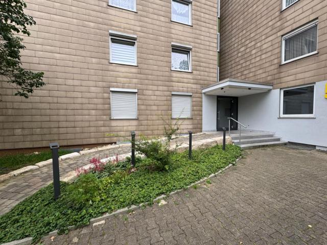 Helle und Großzügige Etagenwohnung mit zwei Balkonen, Einbauküche und Garage
