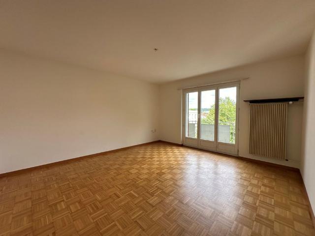 Helle und grosszügige Wohnung an zentraler Lage zu vermieten!