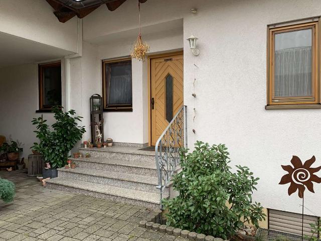 Helle und gut aufgeteilte Souterrain Wohnung mit Blick ins Grüne