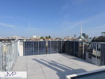 Helle und freundliche 2 Zimmer DG Wohnung mit Balkon und großer Dachterrasse mit 360 Stadtblick!