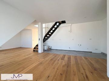 Helle und freundliche 2 Zimmer DG Wohnung mit Balkon und großer Dachterrasse mit 360° Stadtblick!