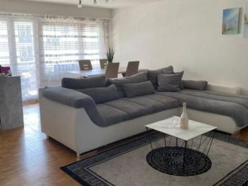 Helle und freundliche Wohnung mit Balkon