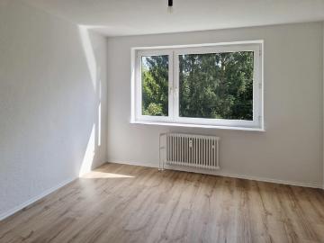 Helle und frisch renovierte 3 Zimmer Wohnung mit Balkon im Erdgeschoß