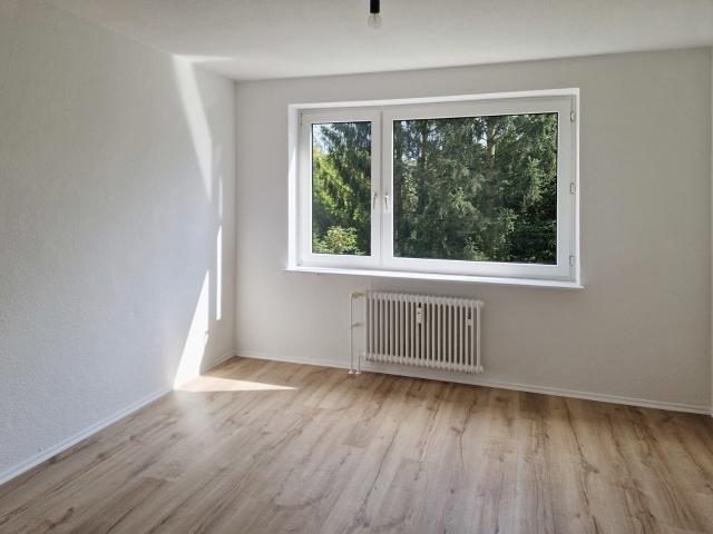 Helle und frisch renovierte 3 Zimmer Wohnung mit Balkon im Erdgeschoß