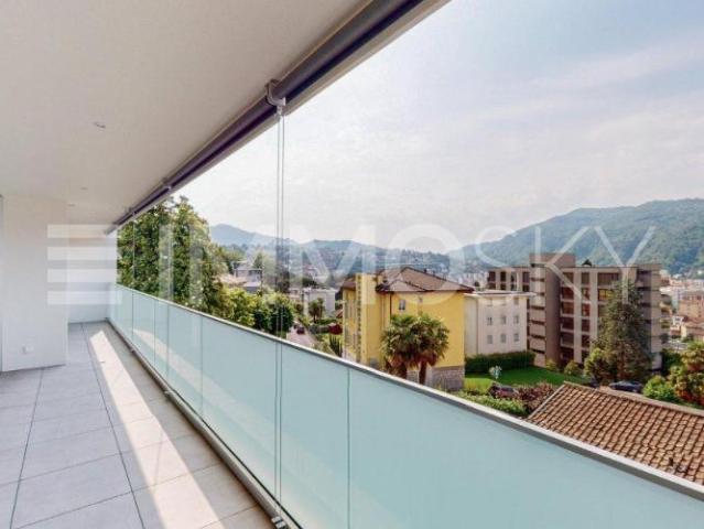 Helle und komfortable Attikawohnung mit Aussicht in neuem Gebäude