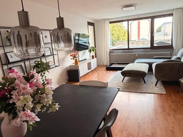 Helle und moderne 4 Zimmer Eigentumswohnung mit Garten
