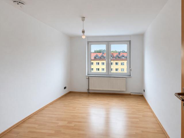 Helle und neu sanierte 3 Zimmer Whg. mit großer Dachterrasse und Stellplatz in zentraler Lage