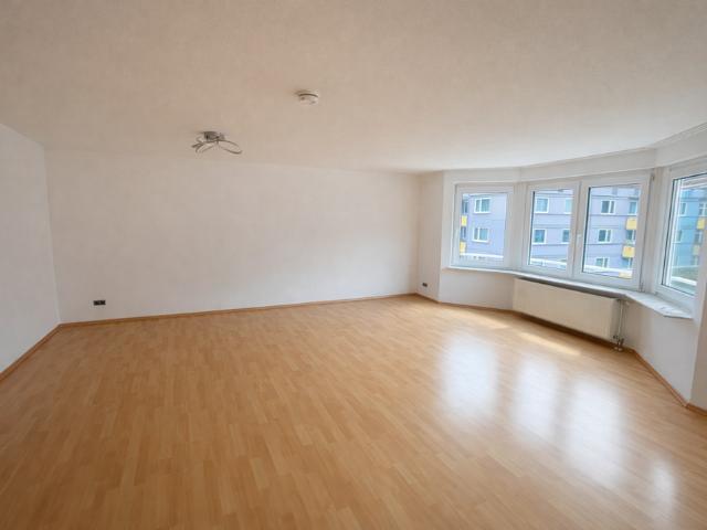 Helle und neu sanierte 3 Zimmer Whg. mit großer Dachterrasse und Stellplatz in zentraler Lage